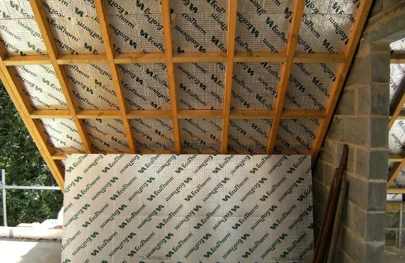 Rodzaje folii paroizolacyjnych na poddasze - porównanie