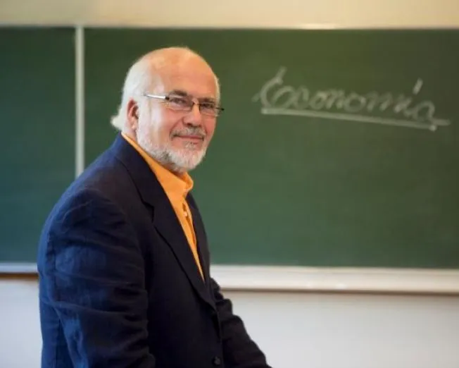 Dyrektor szkoły planujący działania oświatowe