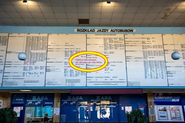 tablica odjazd&oacute;w dworzec autobusowy