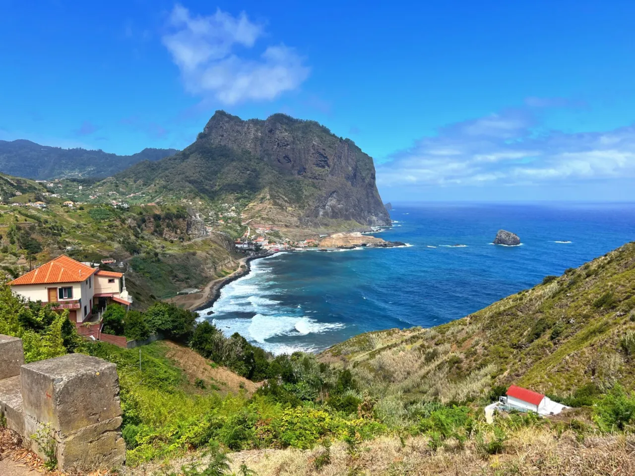 Malownicze wybrzeże Madery, idealne miejsce na nocleg. W oddali widać g&oacute;ry i ocean.