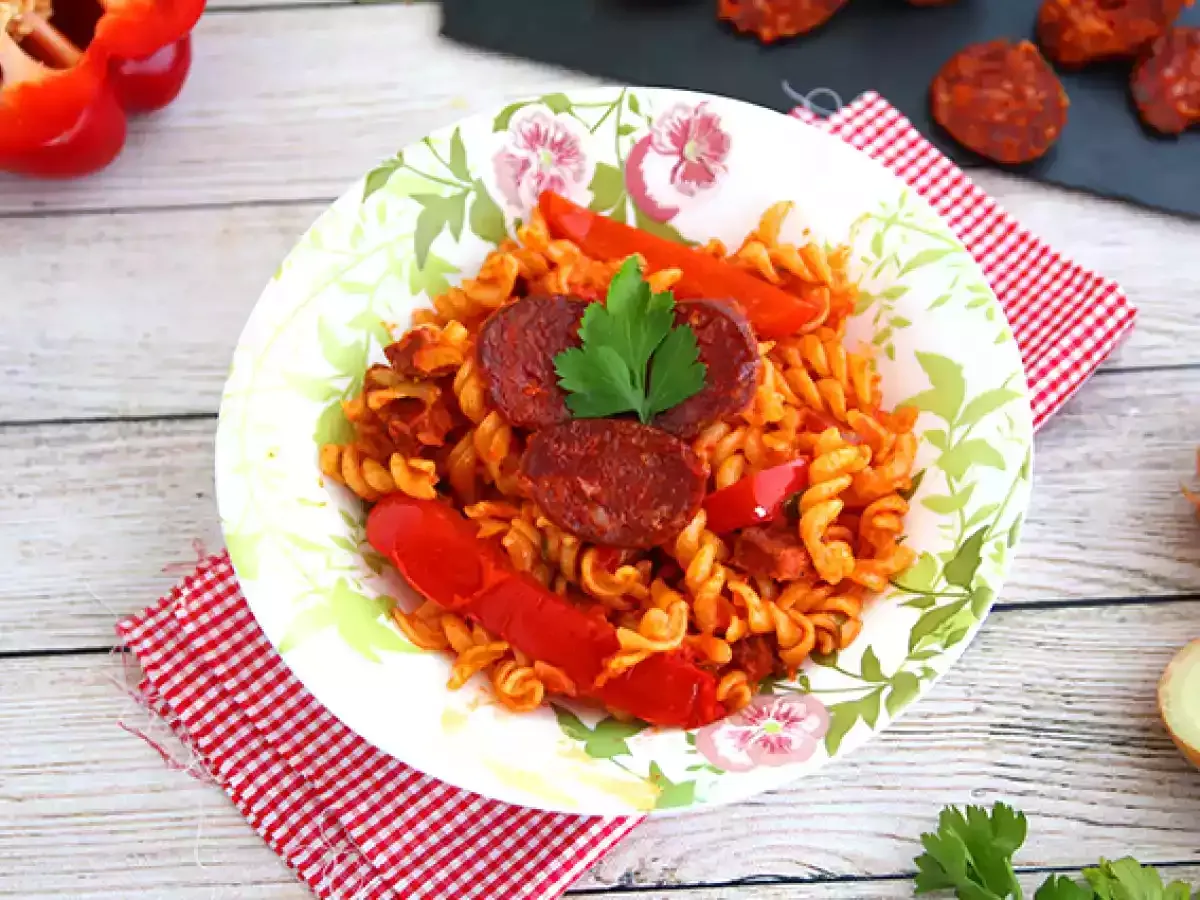 Pasta con chorizo y pimiento rojo en un plato de cer&aacute;mica