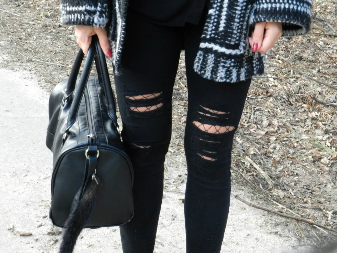 kabaretki pod spodniami z dziurami stylizacja