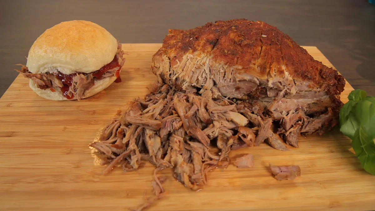 wolno pieczona wieprzowina, pulled pork