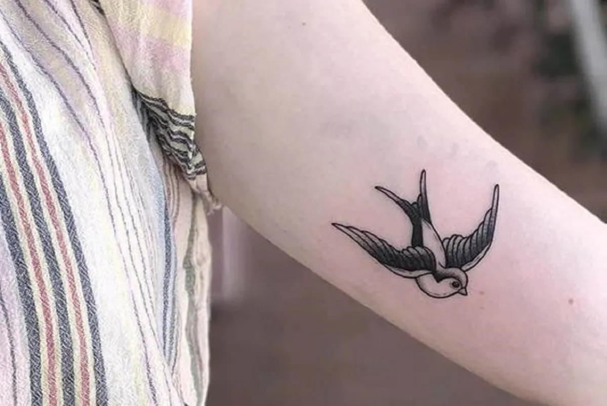 Klasyczny tatuaż jaskółki old school