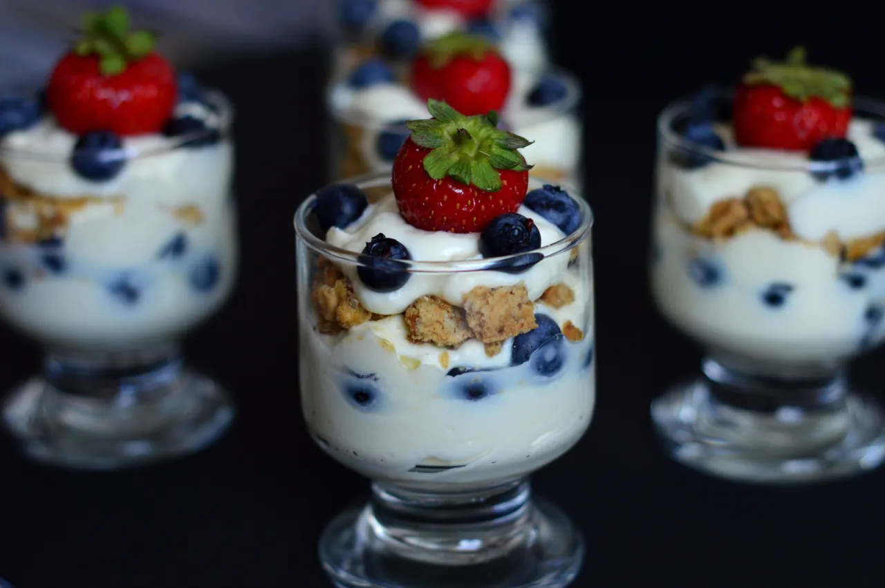 Pyszny deser z mascarpone, jagodami i truskawką. Idealny przepis na lekki i owocowy deser.