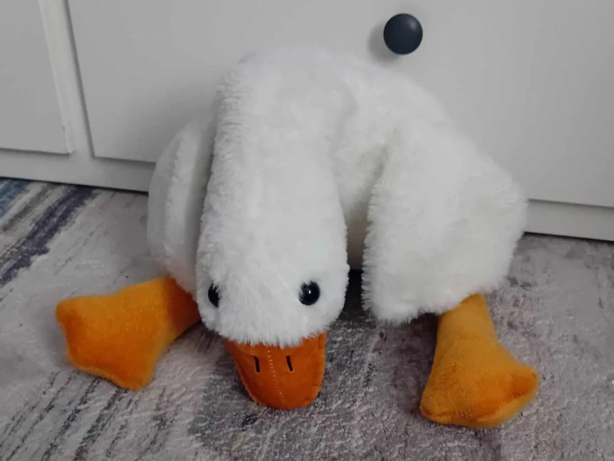 pluszowa gęś Pipa na straganie