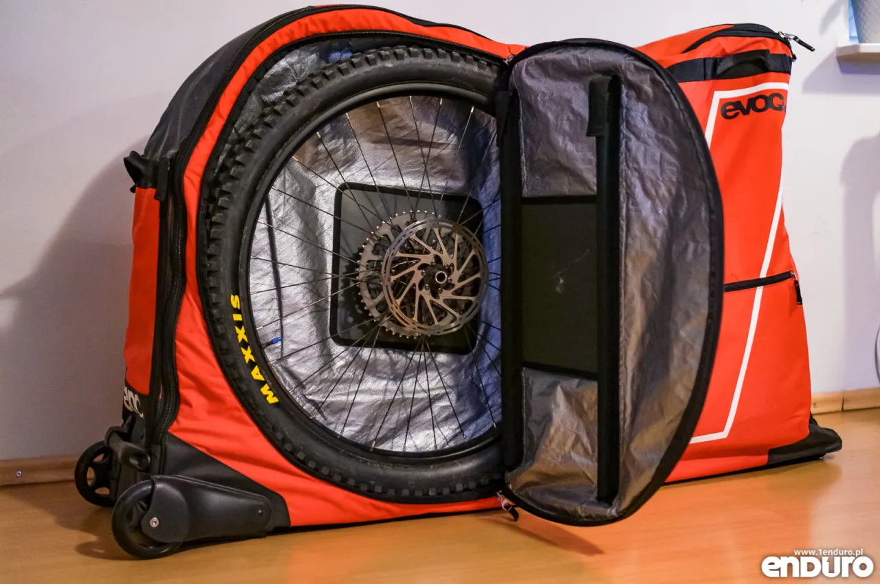 rower zapakowany w walizkę transportową do samolotu