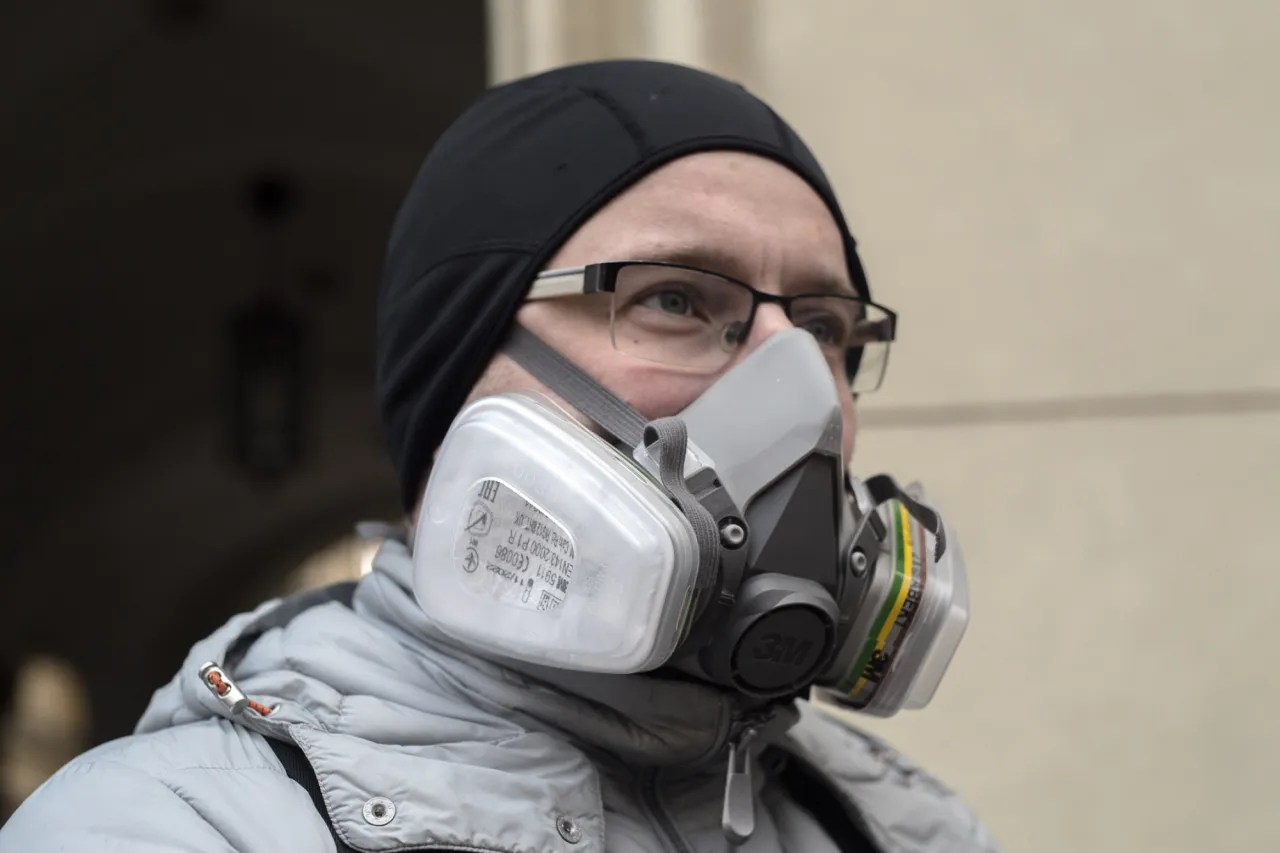 Osoba w masce antysmogowej