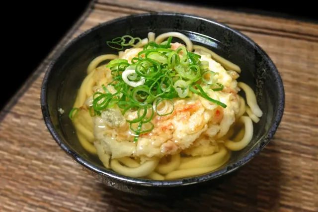 Sch&uuml;ssel mit dampfenden Udon Nudeln in Br&uuml;he