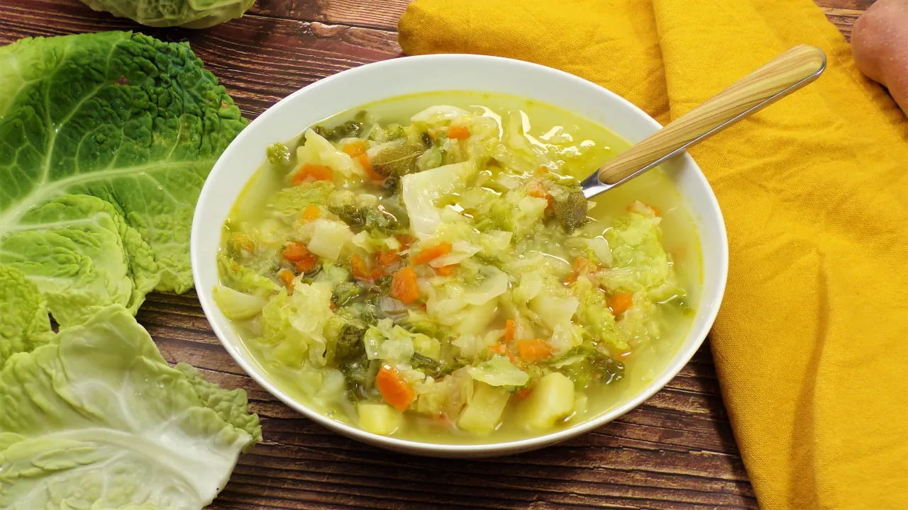 Minestra di verza con pasta pronta