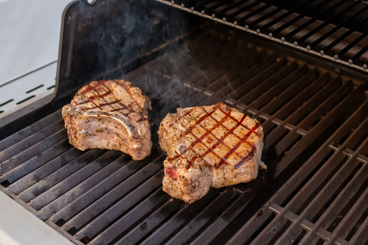 grillowanie steka na ruszcie