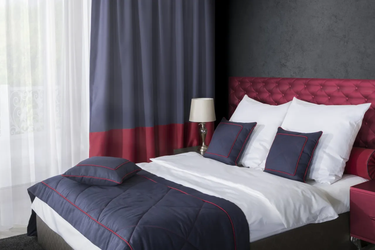 Ł&oacute;żko w sypialni estetycznie zaścielone