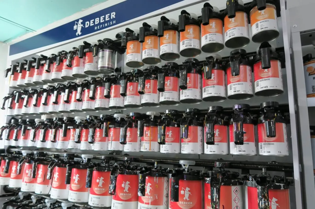 r&oacute;żne rodzaje lakier&oacute;w samochodowych w puszkach