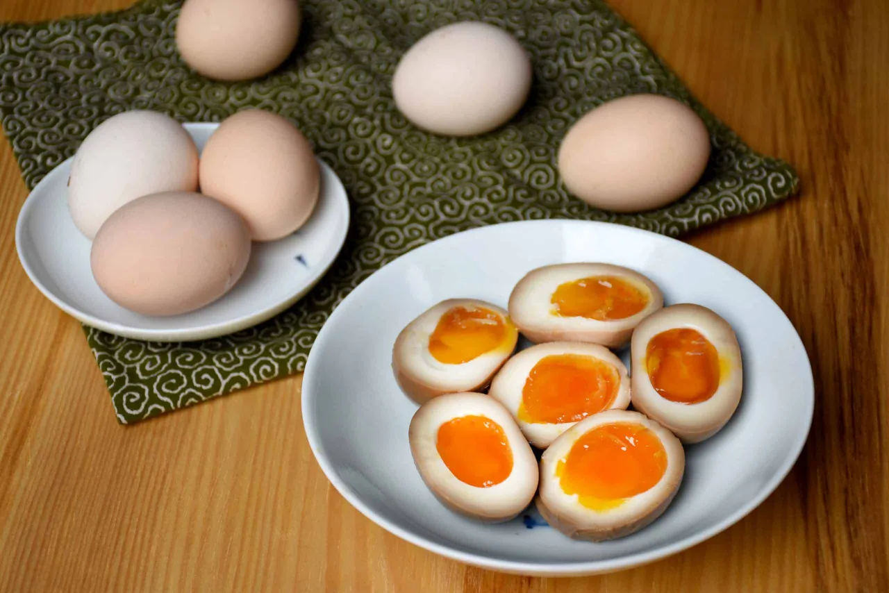 Jajka na miękko z płynnym ż&oacute;łtkiem, idealne do ramen. Zobacz, jak ugotować jajko do ramen, by uzyskać taki efekt.