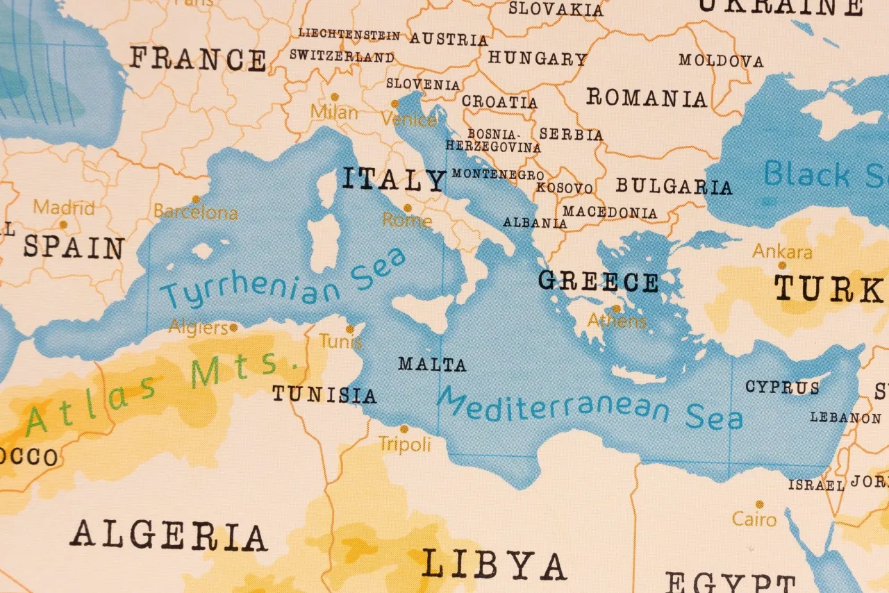 Mapa Morza Śr&oacute;dziemnego z zaznaczonymi krajami