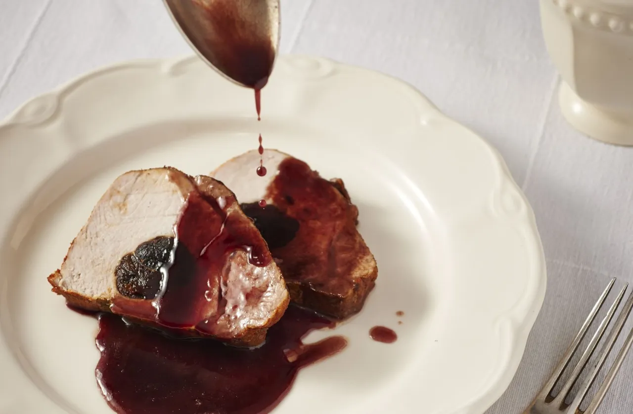 pokrojony schab ze śliwką z sosem