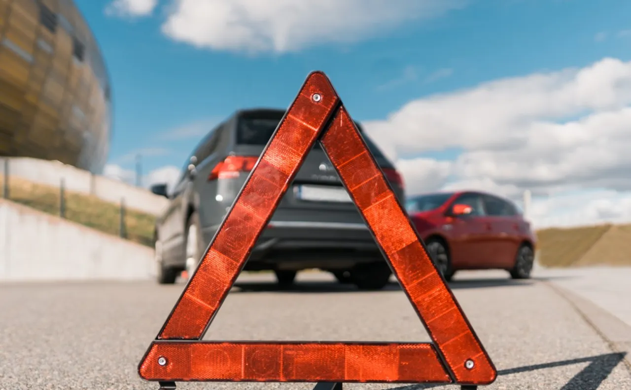 holowany samochód trójkąt ostrzegawczy przepisy