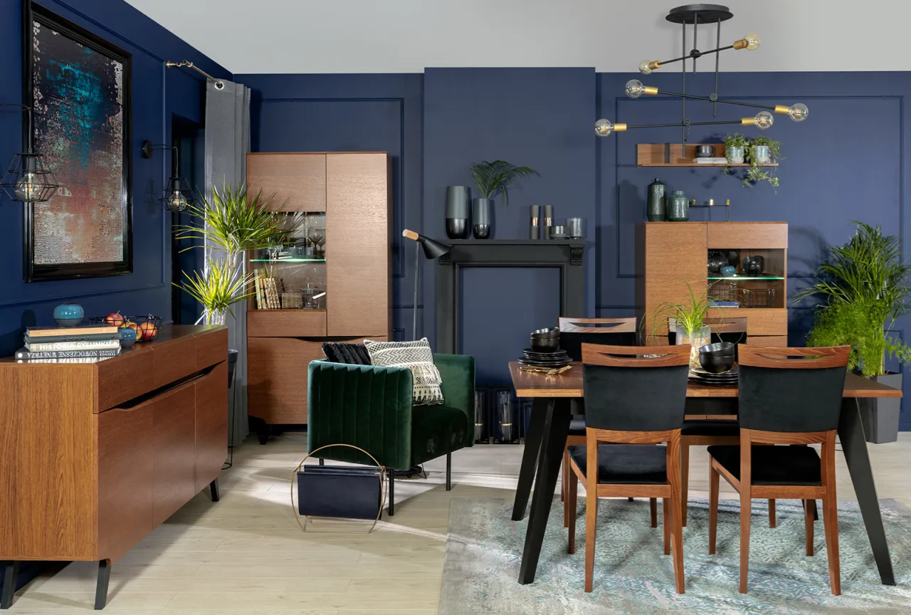 Granatowa ściana w salonie inspiracje