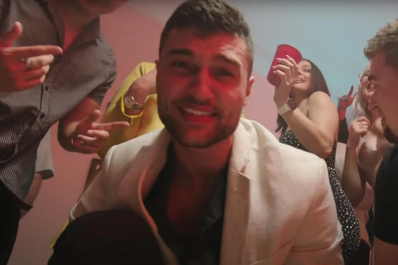 Zdjęcie Piosenka z Hotel Paradise: tytuł, wykonawca i scena, której nie zapomnisz