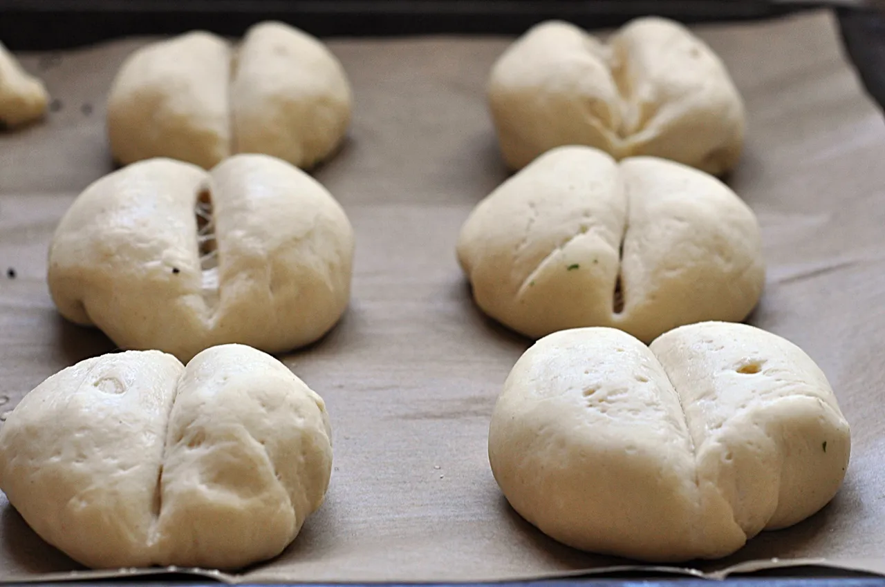 Formowanie bułek wrocławskich i nacinanie przedziałka