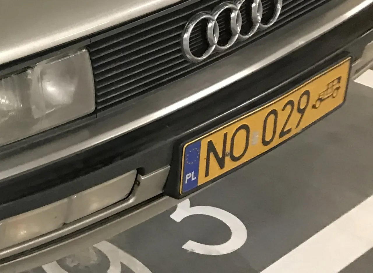 Klasyczny Audi z tablicą NO 029. Ten pojazd powyżej 40 lat ustawą cieszy oko na drodze.