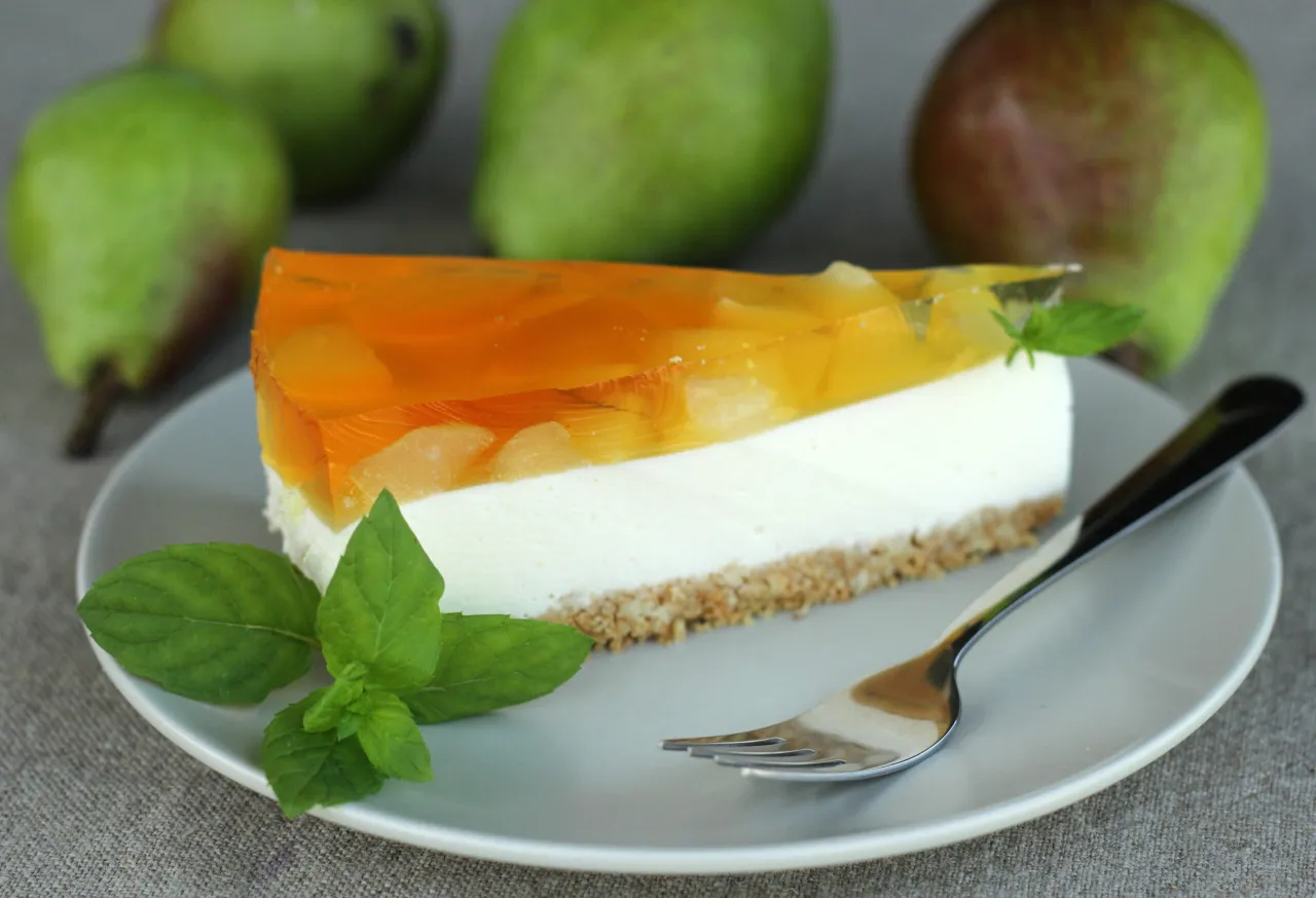 Sernik na zimno z grudkami żelatyny