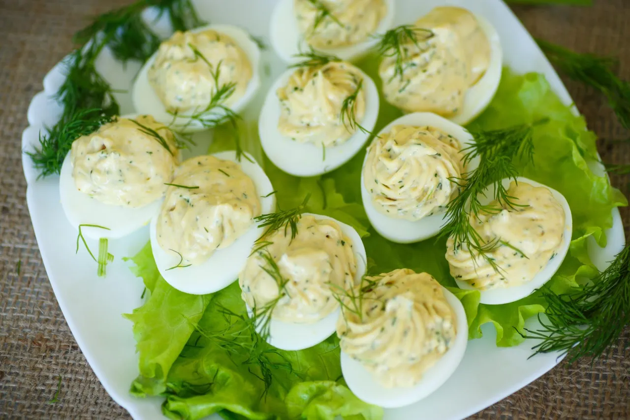 Pyszne jajka faszerowane, idealne na przekąskę. Oto co można zrobić z ugotowanych jajek, gdy dodasz do nich majonez i zioła.