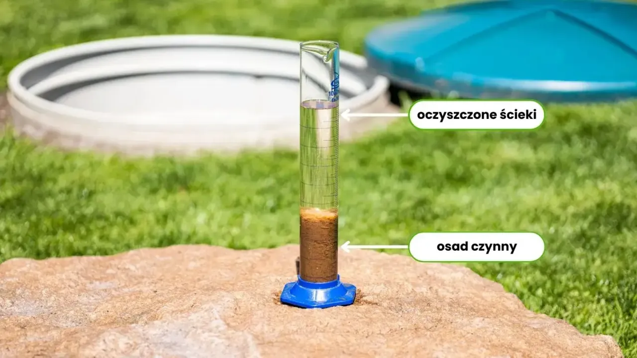 Pr&oacute;b&oacute;wka z osadem czynnym i oczyszczonymi ściekami. Może to wyjaśniać, dlaczego śmierdzi z oczyszczalni biologicznej.