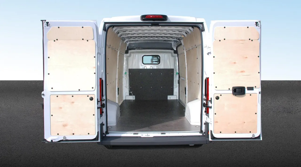 Ustawna przestrzeń ładunkowa busa kurierskiego