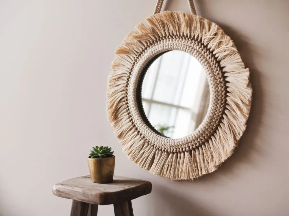 Galeria zdjęć na ścianie, lustro w nieregularnym kształcie, makatki boho