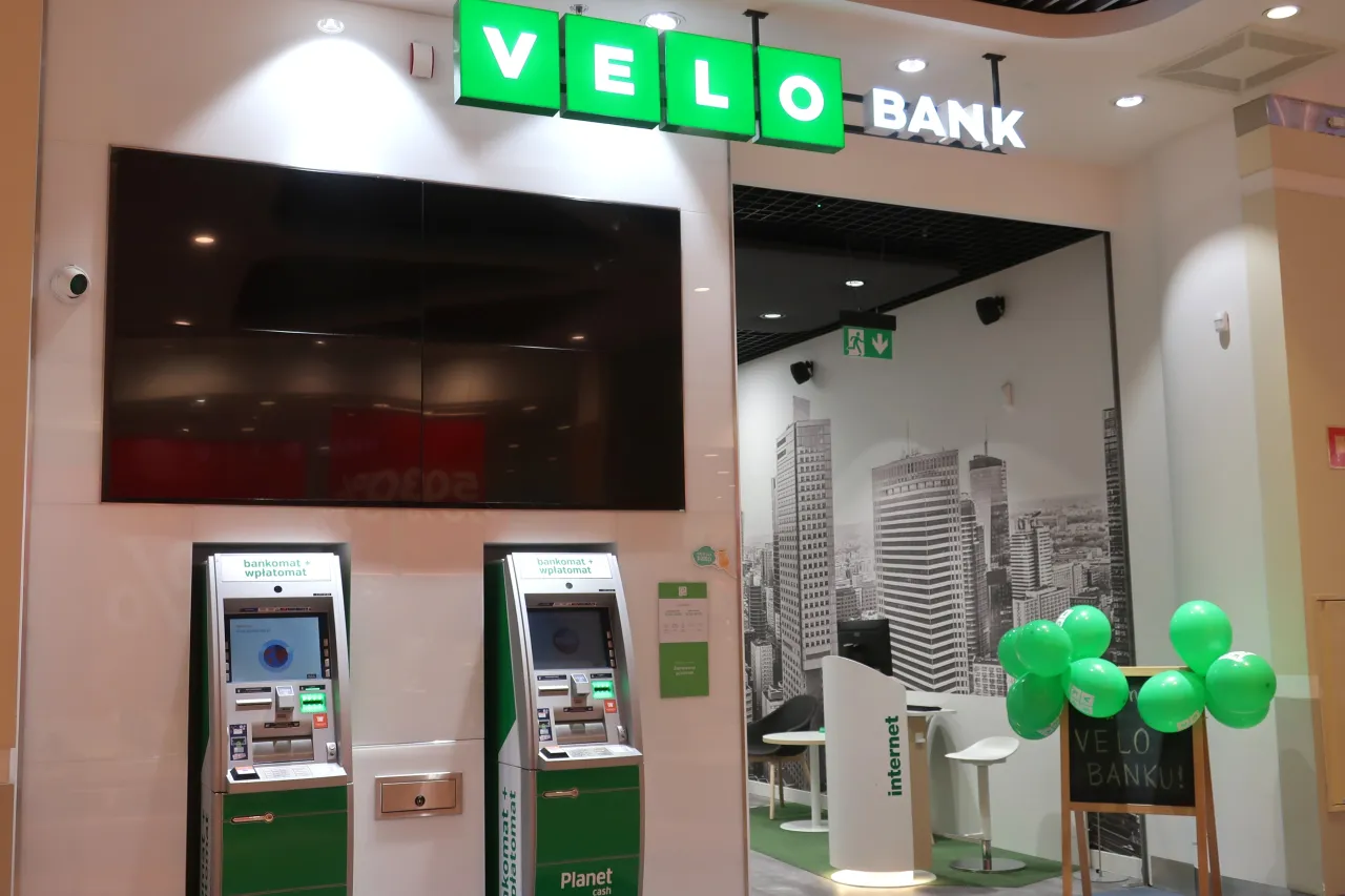 Wizerunek plac&oacute;wki Velo Bank z bankomatami i ekranem. Czy lokaty w Getin Banku są bezpieczne? To pytanie nie dotyczy tej plac&oacute;wki.