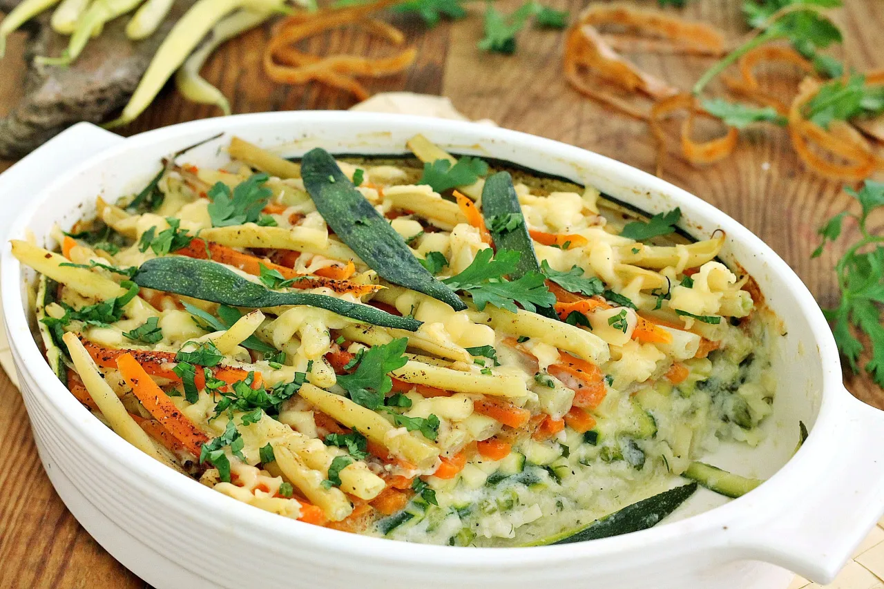 Zapiekanka z cukinią i fasolką szparagową na stół