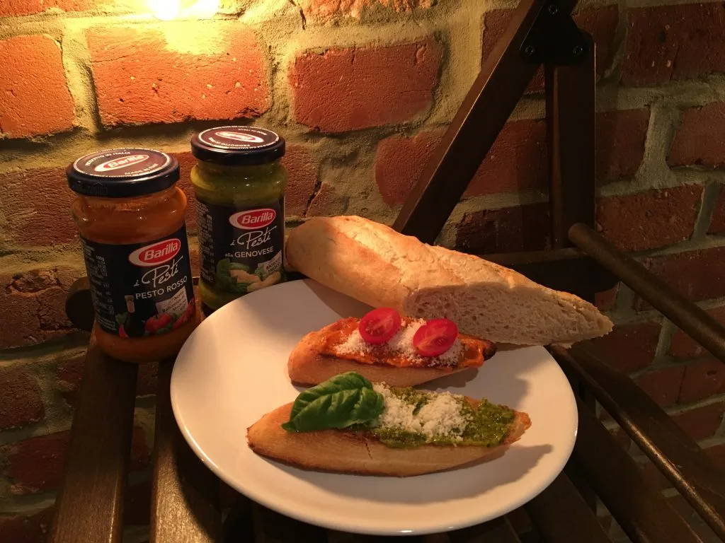 kanapki i bruschetta z pesto rosso