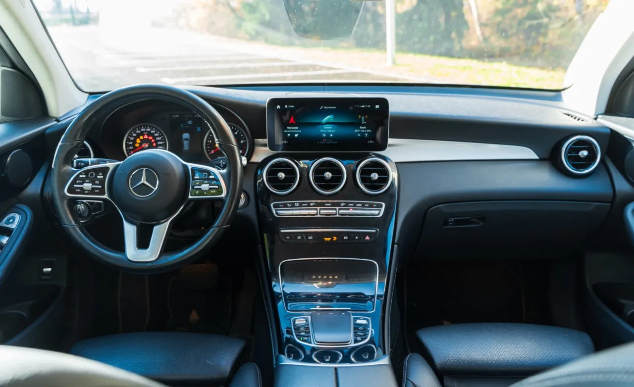 Wnętrze Mercedesa GLC 200 4Matic: kierownica, ekran multimedialny, nawiewy i konsola środkowa.