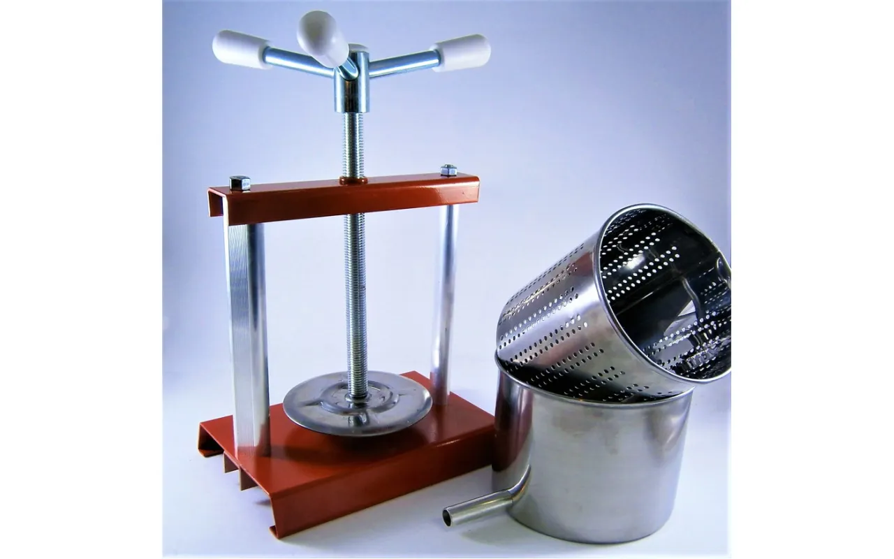 składniki do domowego parmezanu, sprzęt serowarski