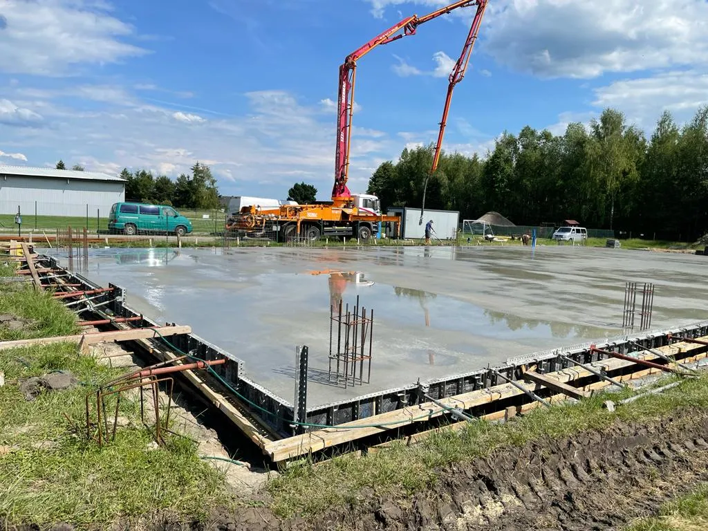 Pielęgnacja świeżo wylanego betonu zraszanie folia