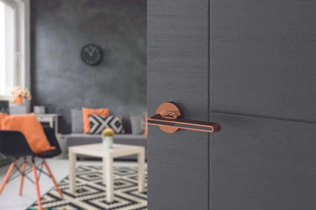 przygotowanie drzwi do oklejania demontaż klamek szpachlowanie