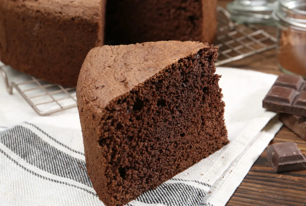 Idealny puszysty biszkopt czekoladowy przekrojony
