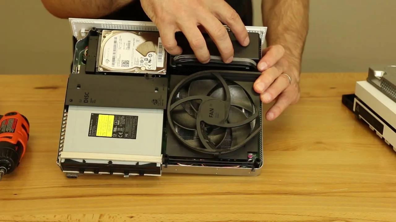 Xbox One S demontaż obudowy