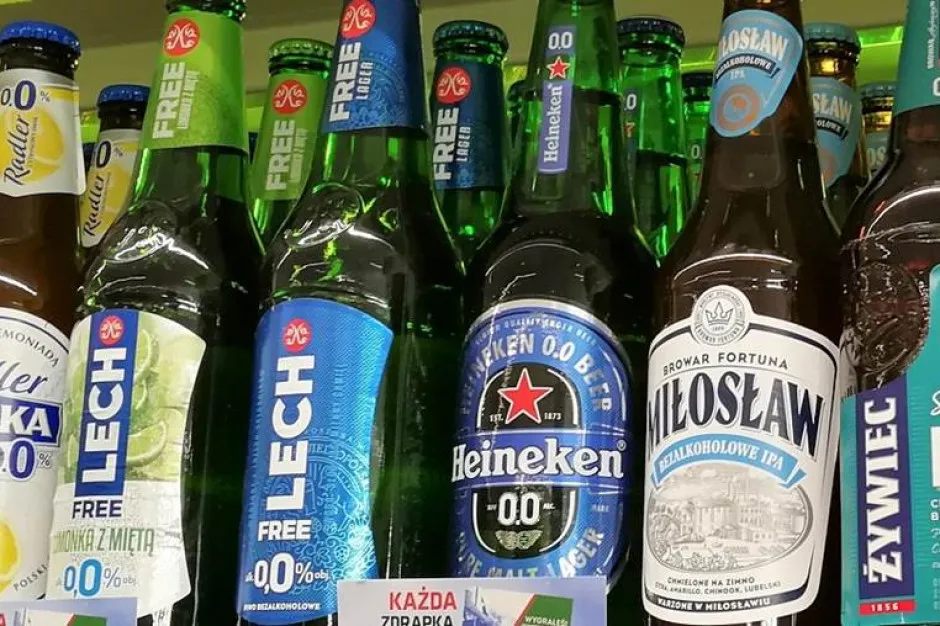 r&oacute;żne butelki piwa bezalkoholowego