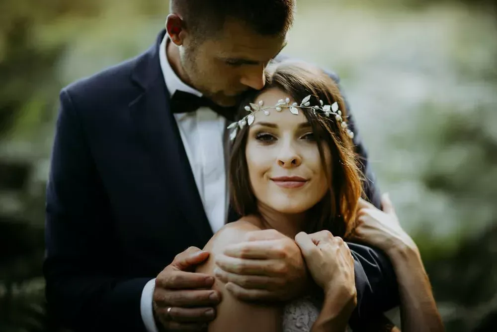 różne sposoby szukania fotografa ślubnego, laptop, telefon, targi