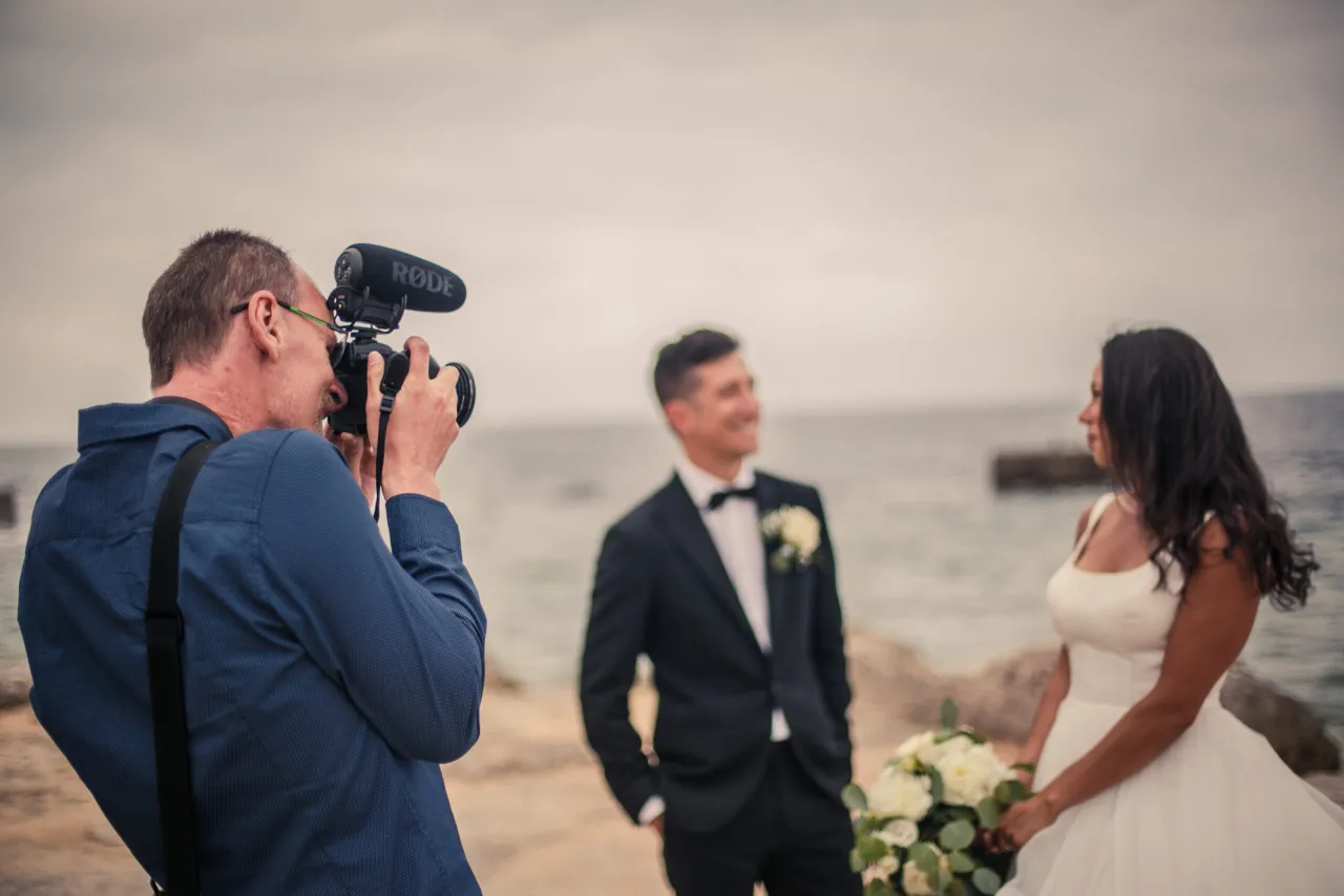 Para młoda z dwoma specjalistami: fotografem i kamerzystą na weselu