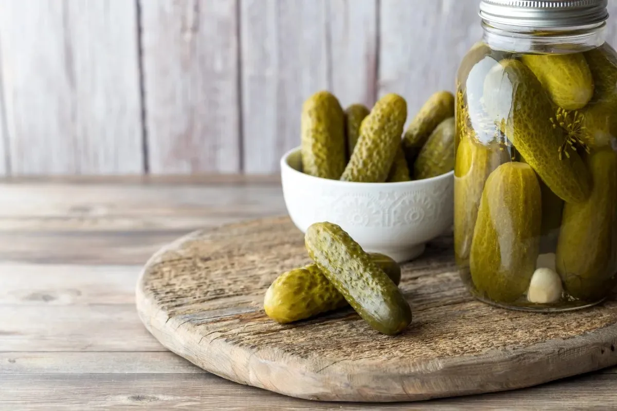 Zdjęcie Jaka wodą do ogórków kiszonych, aby uzyskać idealny smak i fermentację?