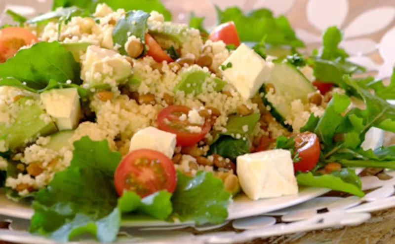 Wegetariański kuskus z warzywami i fetą