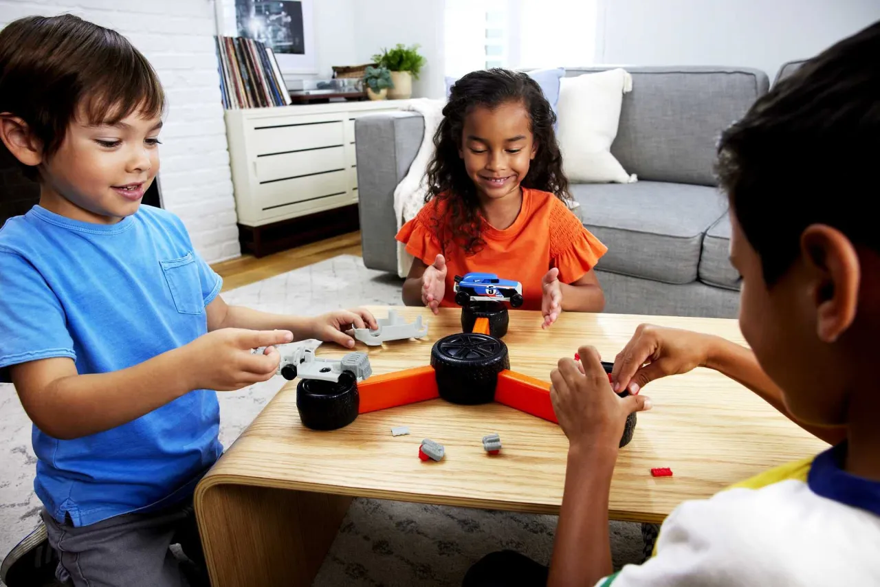 dzieci grające w planszówkę Hot Wheels