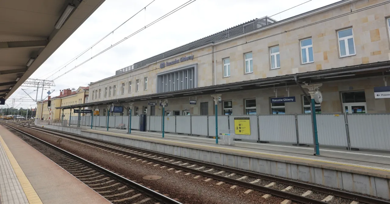 Dworzec Rzesz&oacute;w Gł&oacute;wny, początek trasy do Rzeszowa. Perony i tory kolejowe.