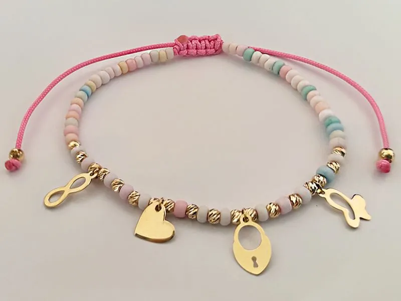 bransoletki z koralikami i zawieszkami