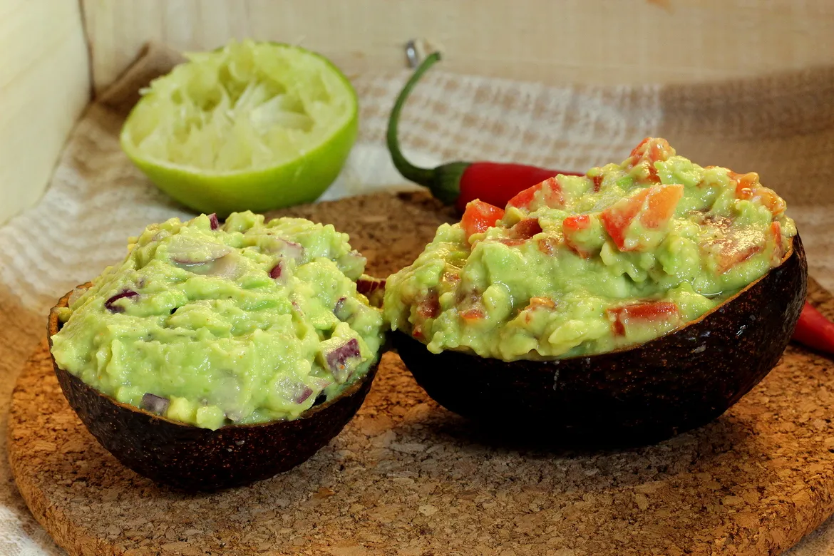 składniki na guacamole z pomidorem