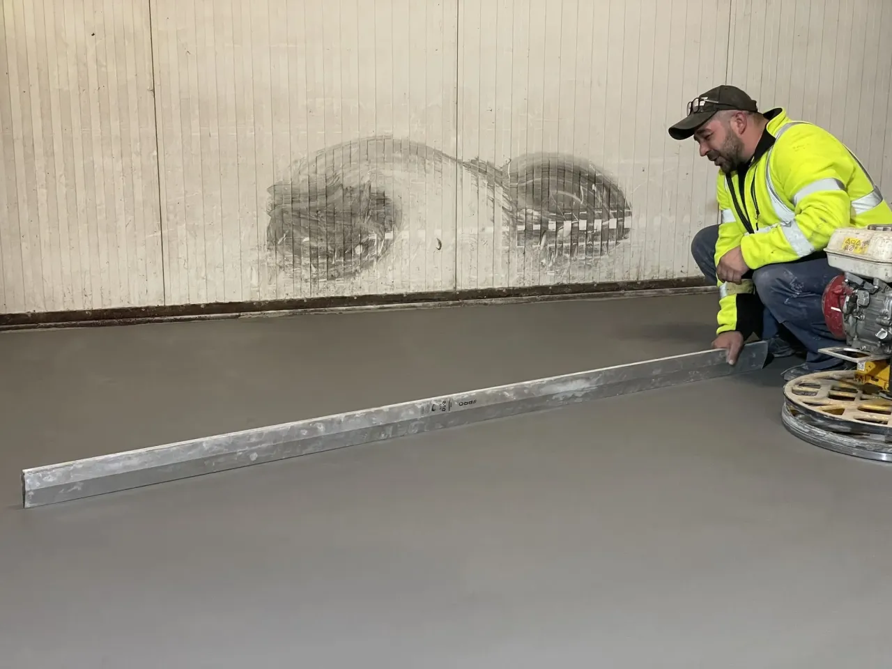 niwelator laserowy wyznaczanie poziomu wylewki