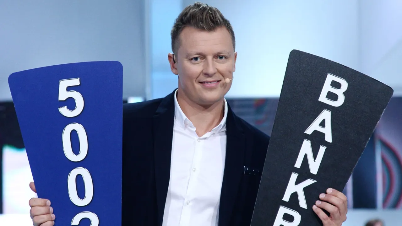 Rafał Brzozowski z tabliczkami 